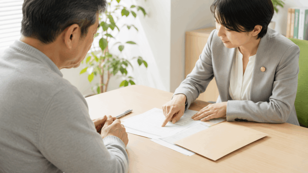 疎遠な親族から届いた相続書類について弁護士に相談する様子